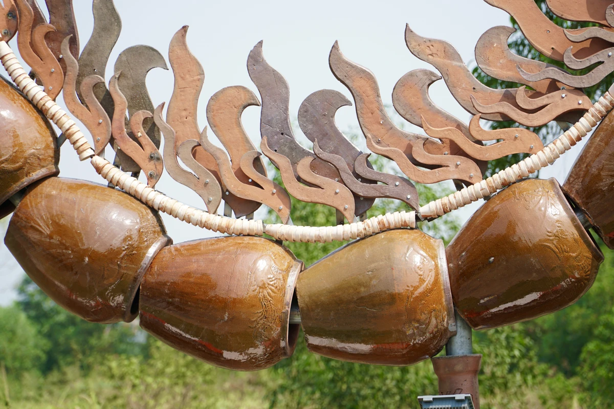 Nơi đặt cặp linh vật rồng là làng nghề sơn mài Tương Bình Hiệp với truyền thống hơn 300 năm.