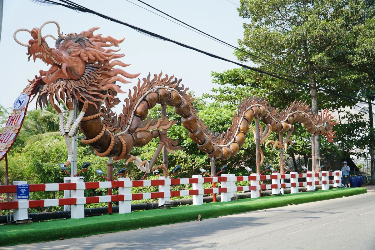 Cặp rồng lu không chỉ tạo điểm nhấn chào đón xuân Giáp Thìn 2024, mà hơn hết linh vật này sẽ được bố trí xuyên suốt tại phường Tương Bình Hiệp như là biểu tượng văn hoá quảng bá làng nghề truyền thống của địa phương đến gần hơn với du khách.