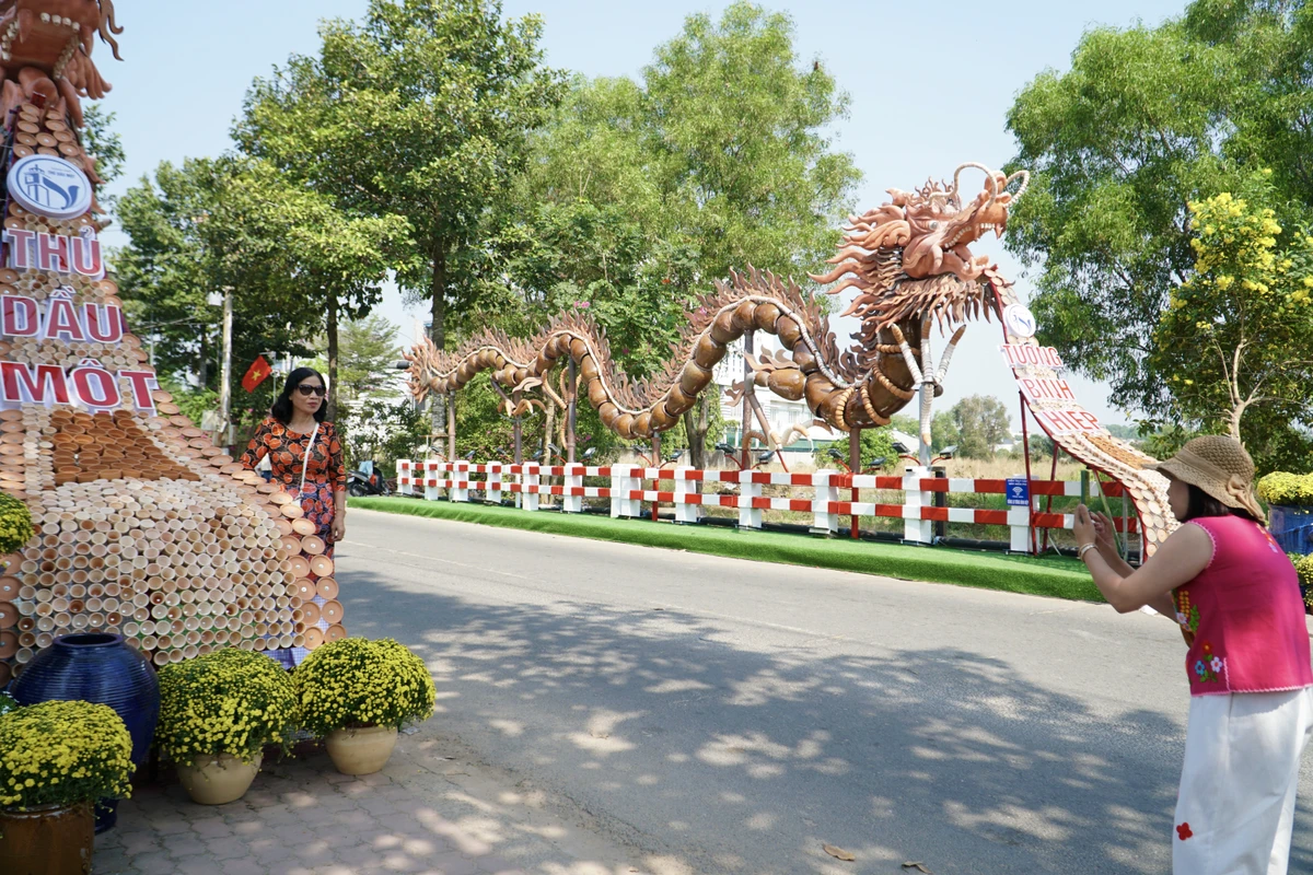 Thích thú bởi sự tạo hình độc đáo này mà nhiều người đã không ngớt lời khen ngợi, dùng các mỹ từ như “đệ nhất song long”, “rồng nhà người ta” dành cho cặp rồng lu này.