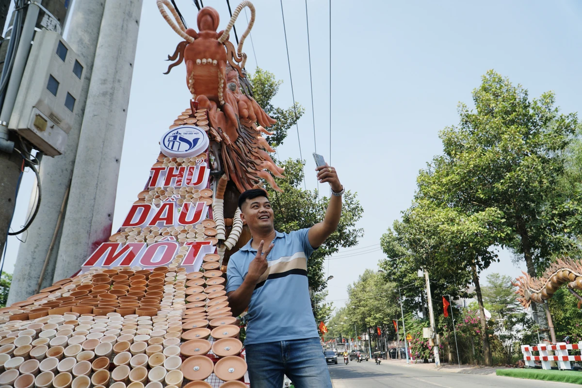 Tranh thủ ghé đến để "săn" những bức ảnh “sống ảo” cùng đôi rồng, anh Trương Hoàng Khương (ngụ Bình Dương) cho biết: “ Mọi ngày ngang qua đây chỉ là một chiếc cầu bình thường, từ khi đôi rồng lu dựng lên đã tạo sự độc lạ cho khu vực này. Địa điểm này trở thành không gian để mọi người du xuân, chụp ảnh Tết”.