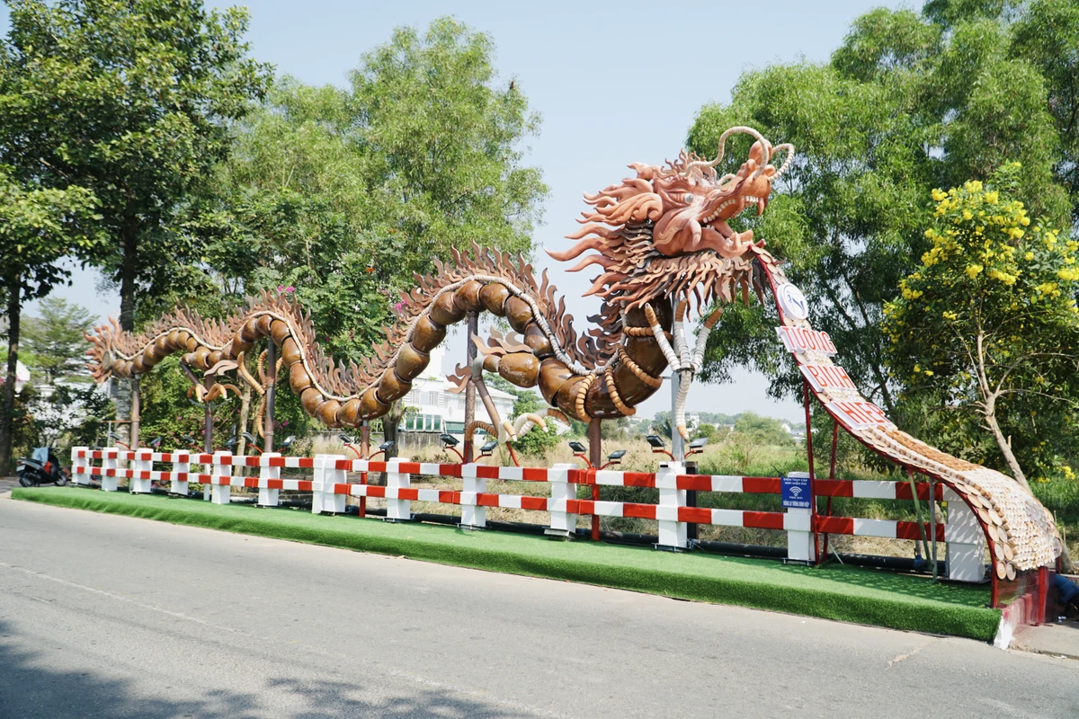 Tất cả các chi tiết tạo hình rồng đều được bàn tay nghệ nhân thiết kế tỉ mỉ, chăm chút để đường nét đôi rồng được sắc sảo.