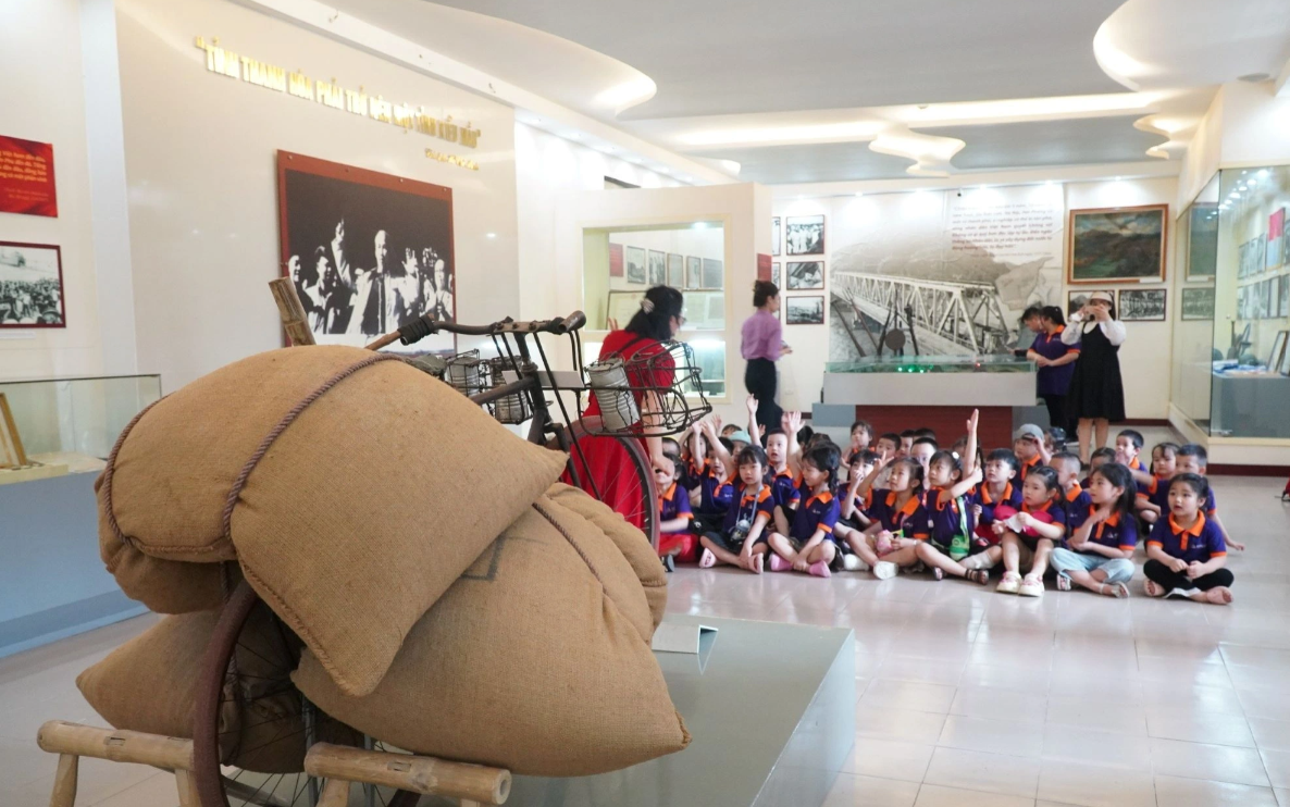 Huyen thoai chiec xe dap tho gan 3,5 ta/chuyen len Dien Bien Phu