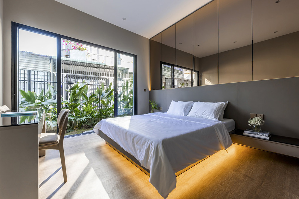 Những bức tường kính tạo cảm giác không gian mở, không giới hạn, tăng cường kết nối giữa con người và thiên nhiên.