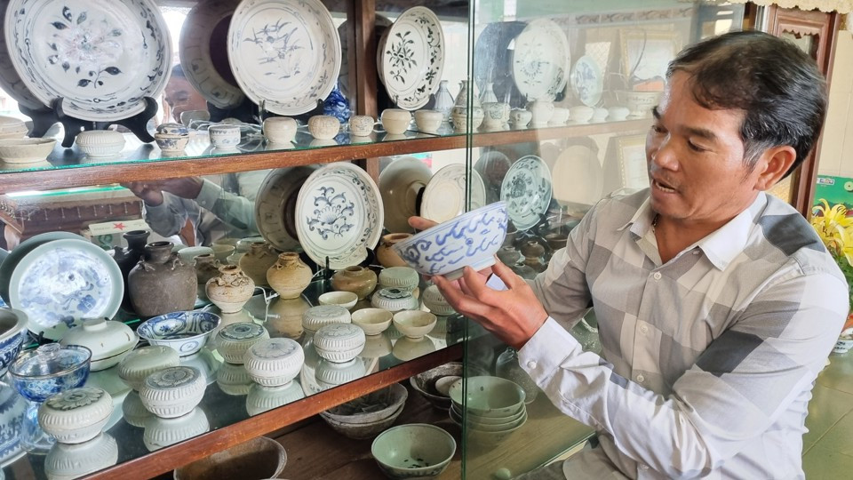 Cũng ở làng Gành Cả và là hội viên Hội di sản Văn hóa, ông Trương Tràng (45 tuổi) đang sở hữu khoảng 300 đồ gốm sứ có từ thế kỷ 15 - 17.