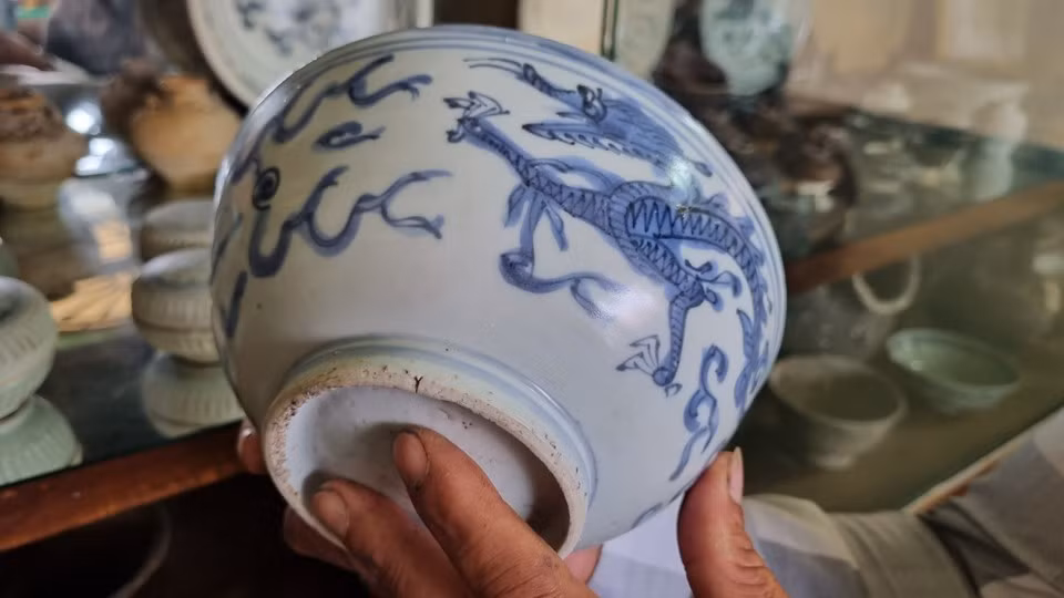 Được biết, theo Luật Di sản, người dân được bảo quản, giữ gìn, sưu tầm cổ vật. Tuyệt đối không được bán ra nước ngoài.