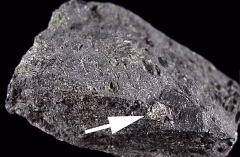 Kim cương hình thành từ dưới lòng đất trong điều kiều kiện nhiệt độ cao và áp suất lớn, được đưa lên bề mặt qua lớp vỏ bên trong kimberlite. Nơi nào có kimberlite, nơi đó có thể có kim cương.