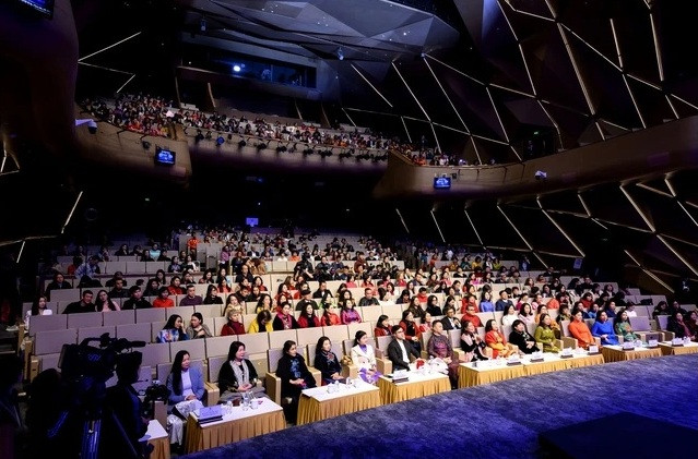 Phu nhan dai su quoc te tham gia Tuan le ao dai Viet Nam-Hinh-2