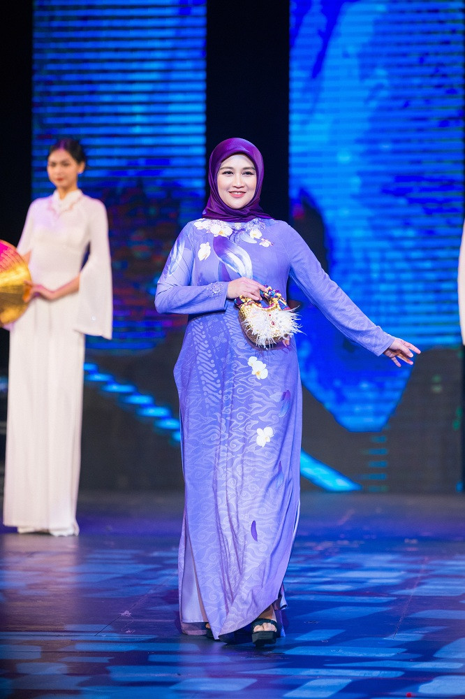 Phu nhan dai su quoc te tham gia Tuan le ao dai Viet Nam-Hinh-8