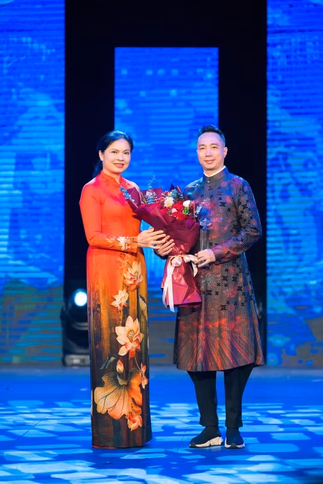 Phu nhan dai su quoc te tham gia Tuan le ao dai Viet Nam-Hinh-3