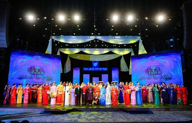 Phu nhan dai su quoc te tham gia Tuan le ao dai Viet Nam-Hinh-5