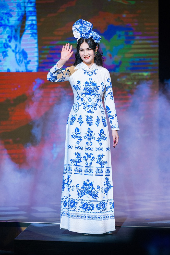 Phu nhan dai su quoc te tham gia Tuan le ao dai Viet Nam-Hinh-6