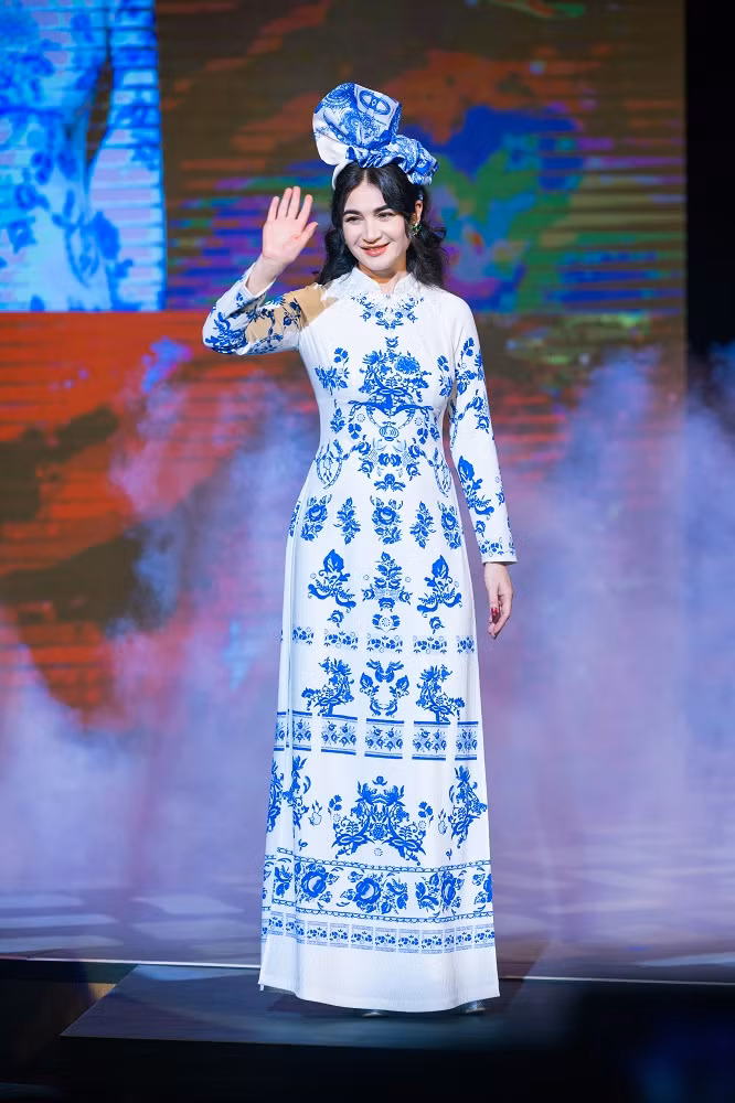 Phu nhan dai su quoc te tham gia Tuan le ao dai Viet Nam-Hinh-6