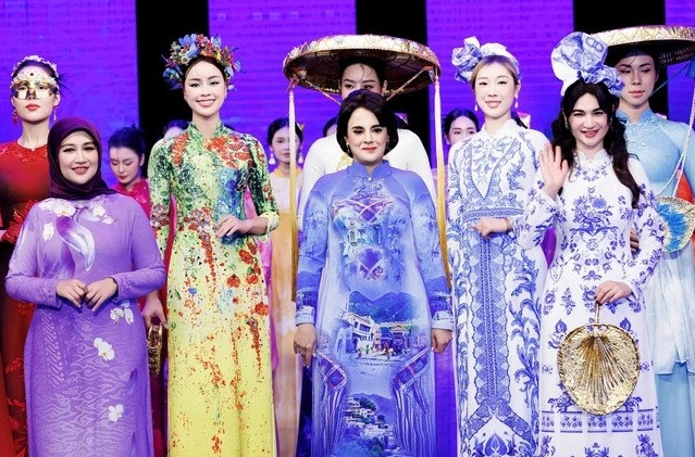 Phu nhan dai su quoc te tham gia Tuan le ao dai Viet Nam-Hinh-4