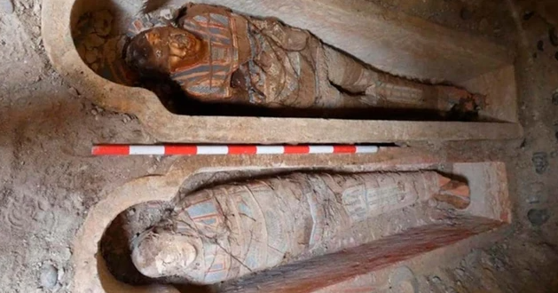 Hai trong số 23 quan tài chứa xác ướp bên trong mộ - Ảnh: BỘ DU LỊCH VÀ CỔ VẬT AI CẬP
