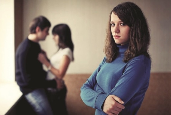 Vo khong danh ghen am i van khien chong ngoai tinh quy xin loi