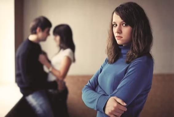 Vo khong danh ghen am i van khien chong ngoai tinh quy xin loi