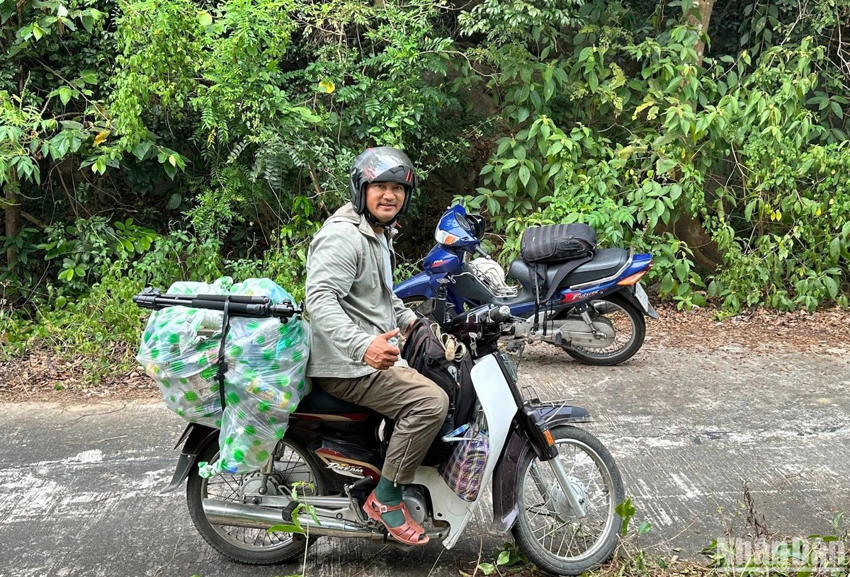 Và lên với Sơn Trà, hãy để lại những dấu chân, hãy ghi lại những bức ảnh đẹp và cùng chung tay bảo vệ môi trường. Trong ảnh là anh Đào Đặng Công Trung, đại sứ môi trường biển. Anh lên núi Sơn Trà và mang về một túi ni lông toàn vỏ chai nhựa, rác thải...bị du khách bỏ lại. (Ảnh ANH ĐÀO)