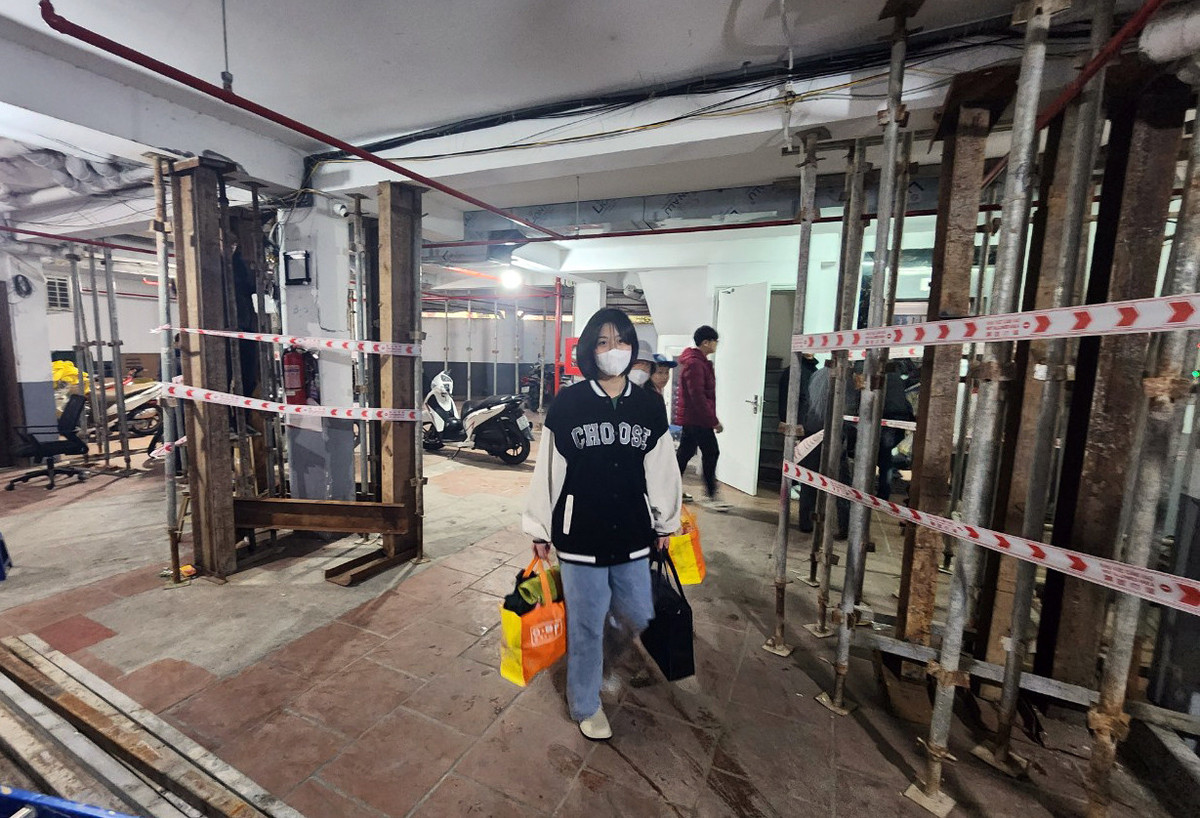 Sáng 24/2, khoảng 60 hộ dân sống ở chung cư mini 22B ngõ 236 Khương Đình (phường Hạ Đình, Thanh Xuân, Hà Nội) phải di dời khỏi tòa nhà. Nguyên nhân là do 2 cột bê tông dưới tầng một của tòa nhà bị nứt toác nhiều ngày qua.