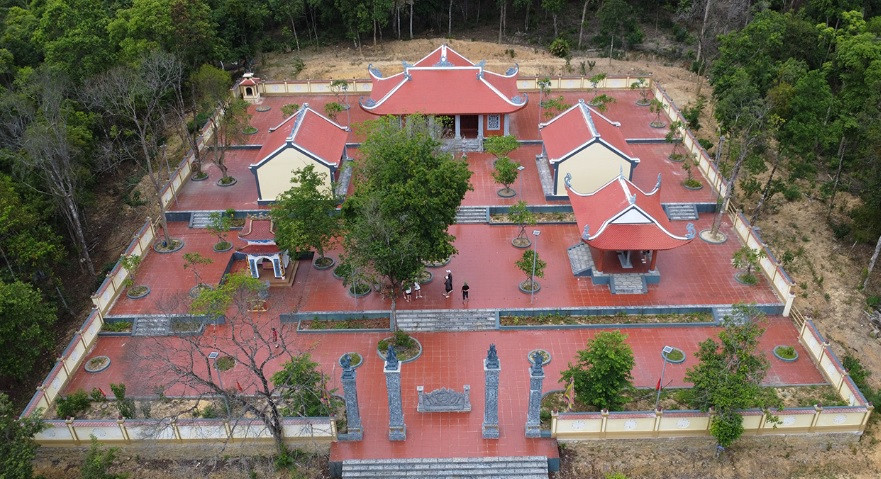 Công trình Đền thờ anh hùng liệt sỹ tại hồ Kẻ Gỗ nhìn từ trên cao.