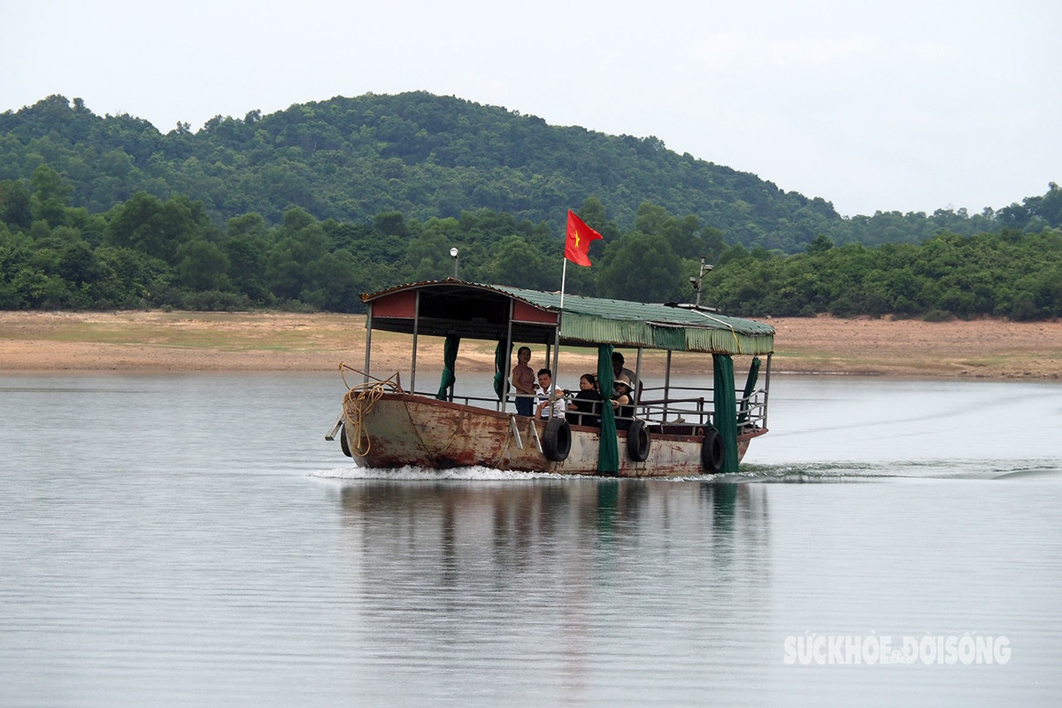 Đến với địa điểm này, du khách sẽ sẽ được thả mình vào không gian mát mẻ, thoáng đãng, chiêm ngưỡng được vẻ đẹp hữu tình với những ngọn đồi xanh thẫm bao quanh và làn nước trong lành tinh khiết.