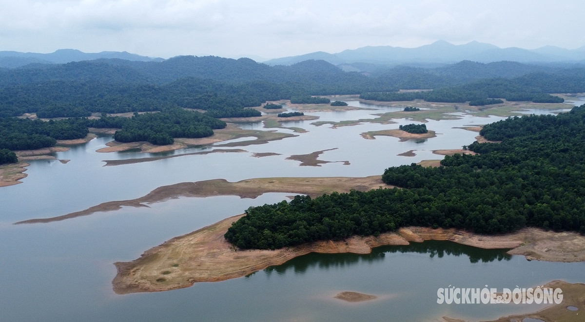 Đến với hồ Kẻ Gỗ, khách du lịch không chỉ được ngắm vẻ đẹp thơ mộng của núi rừng, dòng nước trong xanh mà còn để tìm hiểu về dấu tích của một sân bay dã chiến, một chứng tích lịch sử còn lại cho đến ngày nay.