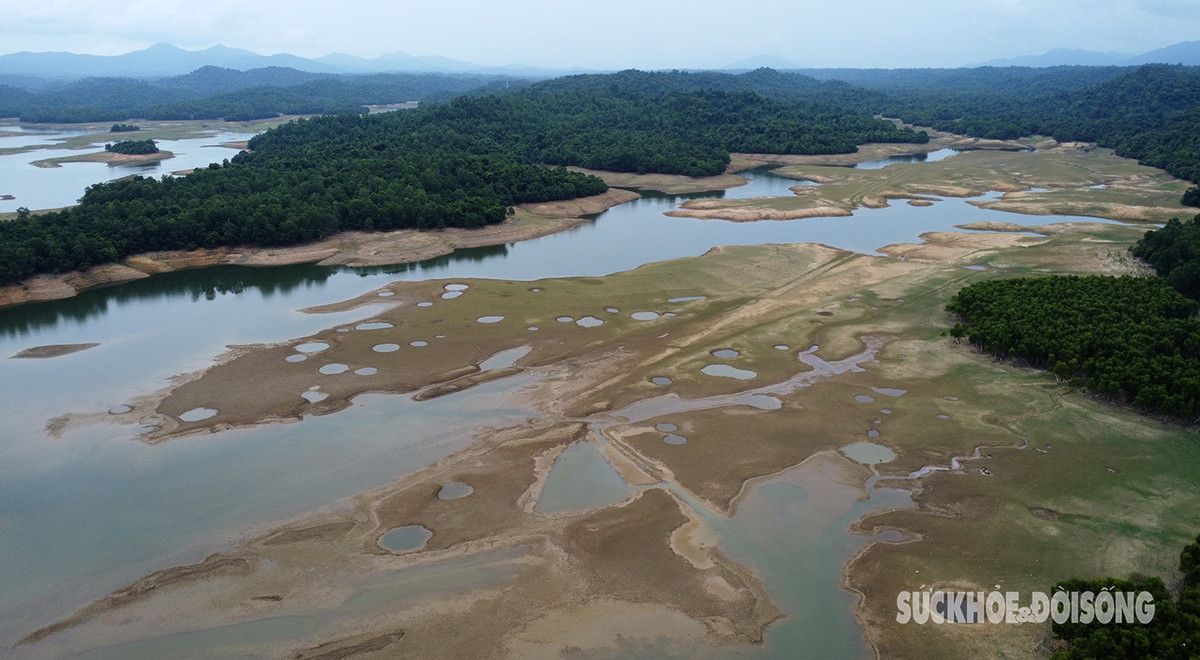 Năm 1976 hòa bình lập lại, Nhà nước triển khai xây dựng công trình hồ Kẻ Gỗ, thúc đẩy phát triển nông nghiệp. Hồ Kẻ Gỗ nằm trên địa phận của huyện Cẩm Xuyên, Hương Khê và Kỳ Anh của tỉnh Hà Tĩnh, được xây dựng trên sông Rào Cái vào năm 1976. Mùa nước cạn, dấu tích sân bay LiBi và chi chít hố bom lại hiện ra.