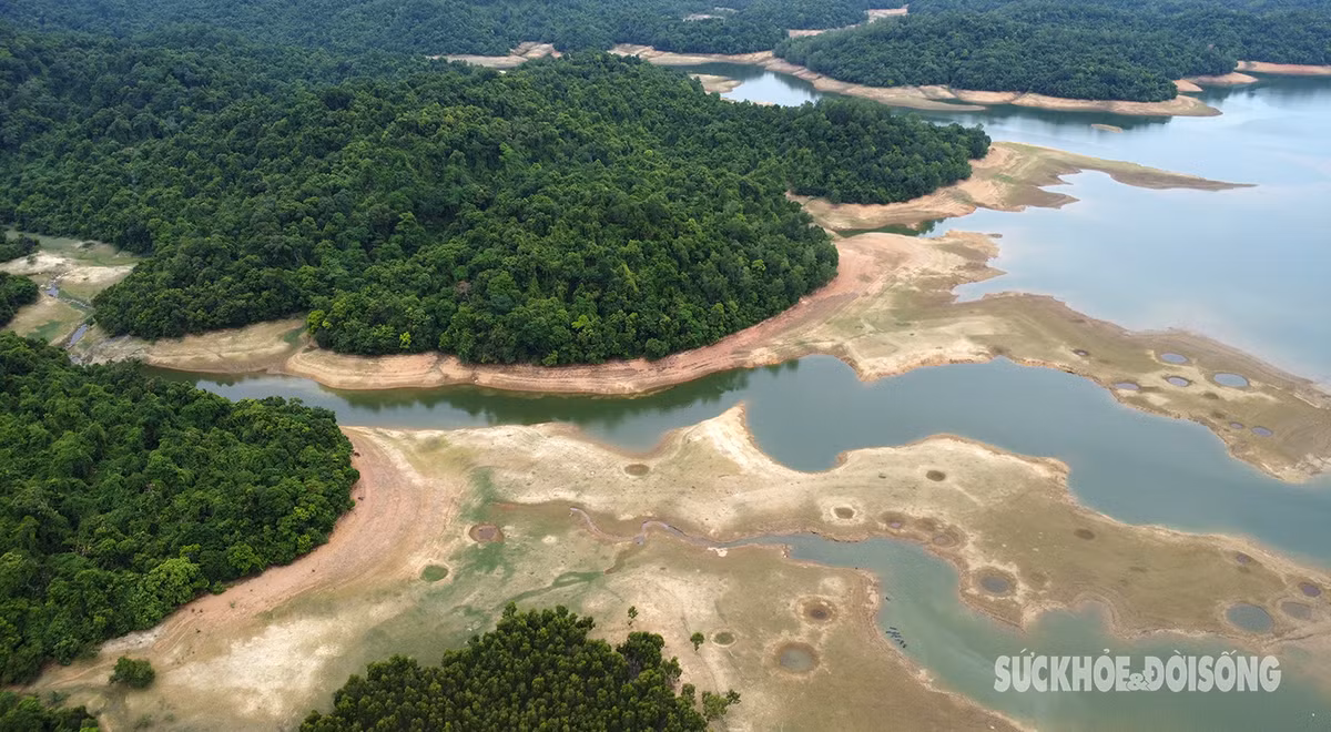 Hồ Kẻ Gỗ là hồ nước ngọt lớn nhất của vùng đất Hà Tĩnh, hồ được bao quanh bởi thiên nhiên hùng vĩ và cực kỳ thơ mộng. Nơi đây là quần thể khu bảo tồn thiên nhiên Kẻ Gỗ.