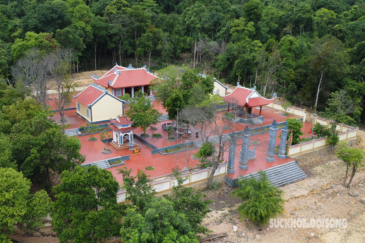 Năm 2011, Ban Quản lý khu bảo tồn thiên nhiên Kẻ Gỗ cùng các tổ chức, đơn vị, nhà hảo tâm đã lập nên một ngôi miếu nhỏ để hương khói cho các liệt sỹ đã hy sinh tại lòng hồ. Đến ngày 18/7/2022, qua các nguồn tài trợ, công trình Đền thờ anh hùng liệt sỹ tại hồ Kẻ Gỗ chính thức được khởi công và đến nay đã hoàn thành.