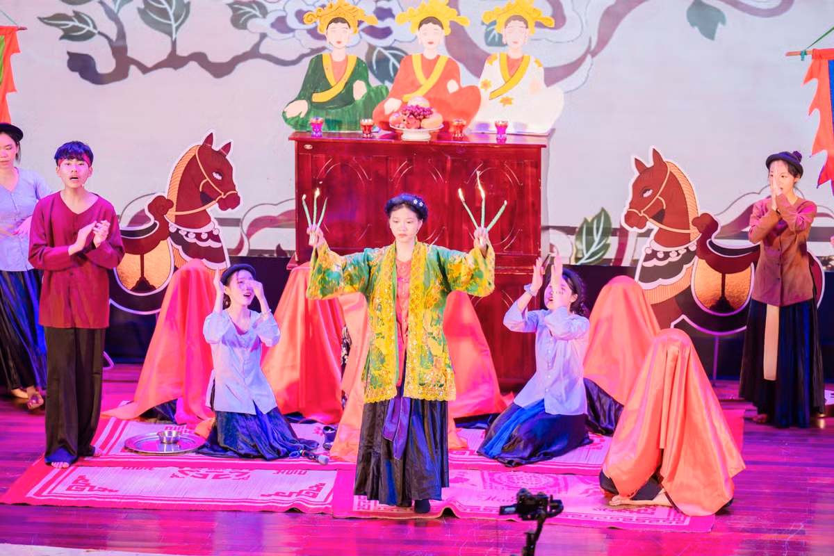 Xuc dong hoc sinh truong chuyen hoa than vao tac pham van hoc-Hinh-3