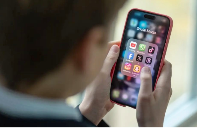 Vi sao khong nen cho tre dung dien thoai thong minh truoc 13 tuoi?