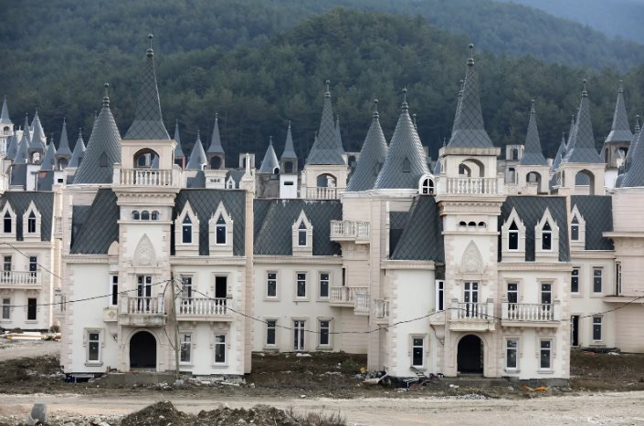 Một thị trấn lâu đài tên là Burj Al Babas ở phía tây bắc Thổ Nhĩ Kỳ được thiết kế xây dựng để thu hút du khách nước ngoài. Tờ New York Times đưa tin, sau khi hơn 587 công trình được xây dựng và 200 triệu USD được đầu tư vào khu bất động sản này. Khi nền kinh tế của quốc gia được gọi là "đất nước có hai trái tim" suy thoái và Burj Al Babas cũng vậy.