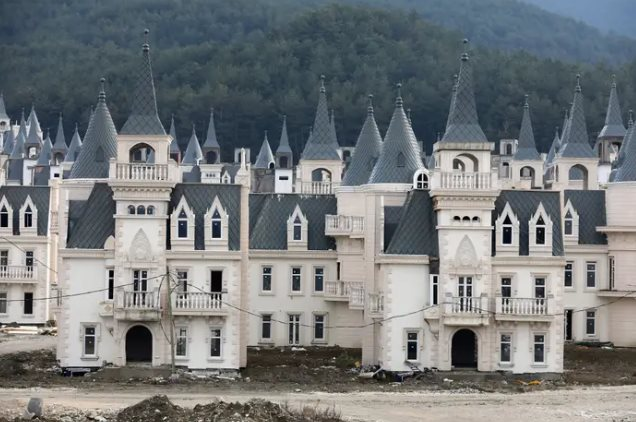 Sau đó giá dầu lao dốc. Kiến trúc sư của dự án nói với tờ NYT rằng những người mua tiềm năng đã rút lại thỏa thuận. Nhiểu người khác cũng ngừng thanh toán cho những ngôi nhà nghỉ dưỡng trong tương lai của họ.