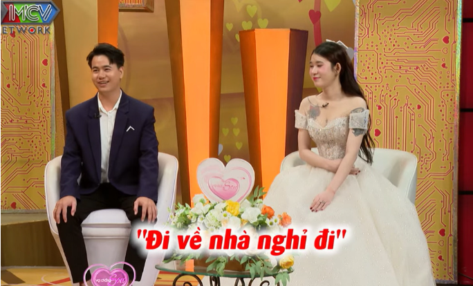 Tiến nhiều lần "dụ dỗ" bạn gái không thành. Ảnh chụp màn hình chương trình.