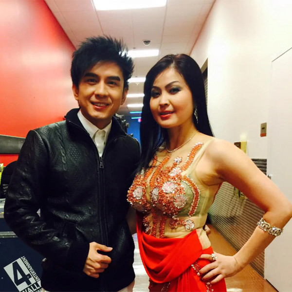 Được biết, ngoài công việc ở tiệm nail, Yến Vy còn tham gia biểu diễn các show diễn tại hải ngoại. Cô thường đi hát cho cộng đồng người Việt mỗi dịp cuối tuần.