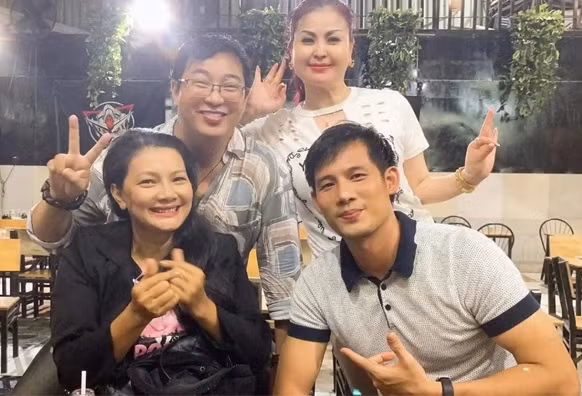 Thêm một lý do khiến Yến Vy chưa bao giờ muốn rời xa sân khấu là bởi cô rất nặng lòng với nghiệp diễn. Vì thế khi thấy khán giả vẫn luôn yêu thương và ủng hộ mình, Yến Vy vô cùng hạnh phúc và xúc động.