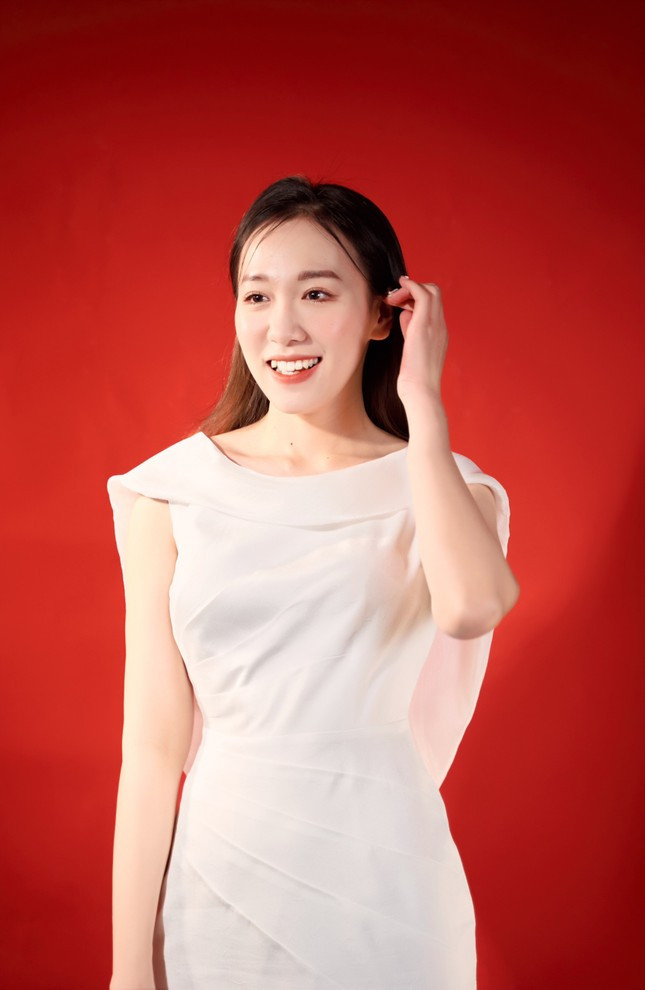 Tu nu sinh thu khoa chuyen Hoa den nang MC tai nang-Hinh-2