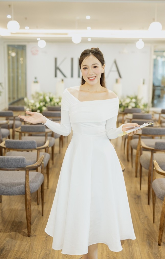 Tu nu sinh thu khoa chuyen Hoa den nang MC tai nang