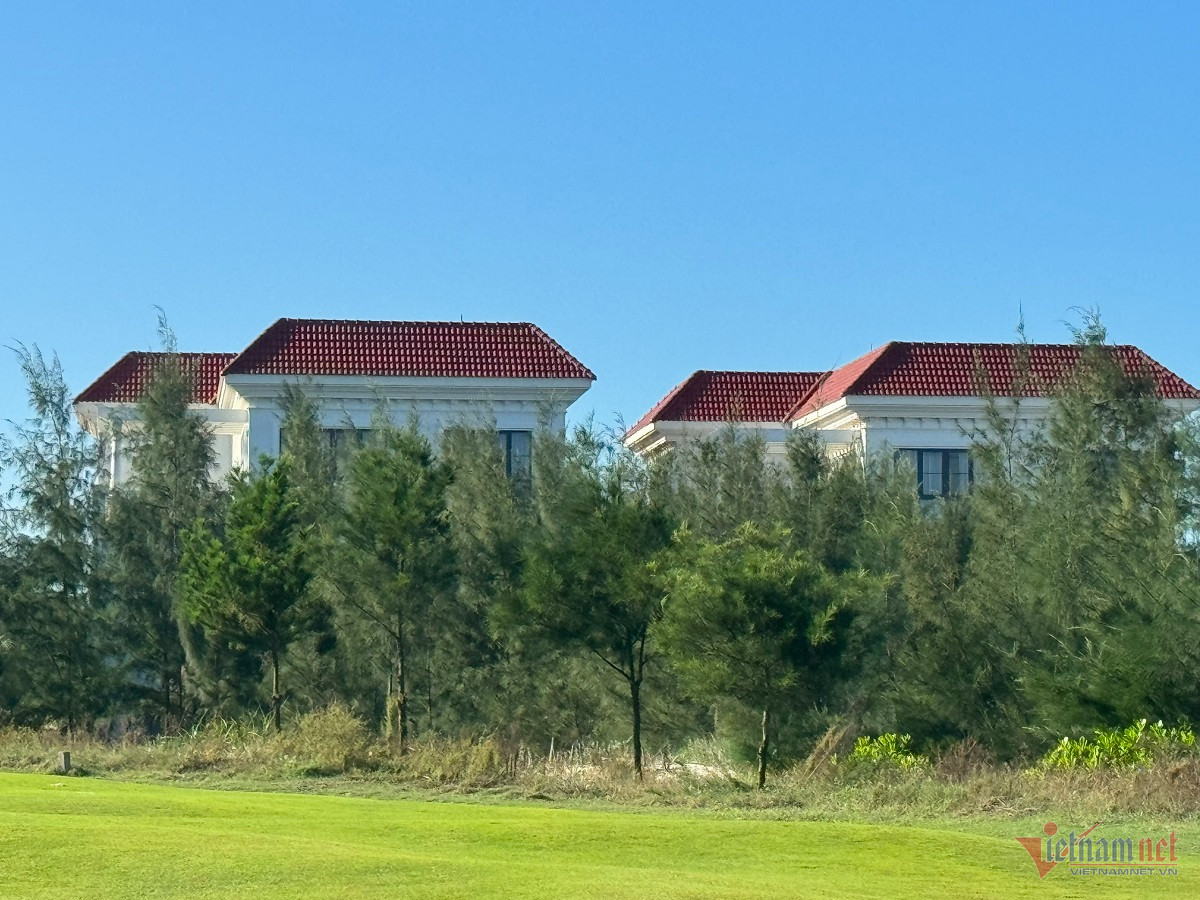 Nhưng sau 8 năm triển khai, dự án chỉ mới hoàn thành một số hạng mục. Tuy nhiên, đến nay, chỉ có sân golf được xây dựng gần như hoàn chỉnh và đi vào hoạt động, các hạng mục khác mới thi công phần móng hoặc phần thô. Móng nhà, biệt thự, khách sạn, trung tâm thương mại được xây lên rồi bỏ hoang, sắt thép rỉ sét, chỏng chơ. Theo một số người dân sống cạnh dự án, việc xây dựng dừng hẳn vào khoảng cuối năm 2022, chỉ còn lại khu vực sân golf và một số phân khu có vài bảo vệ trông coi. Ảnh: Hải Sâm