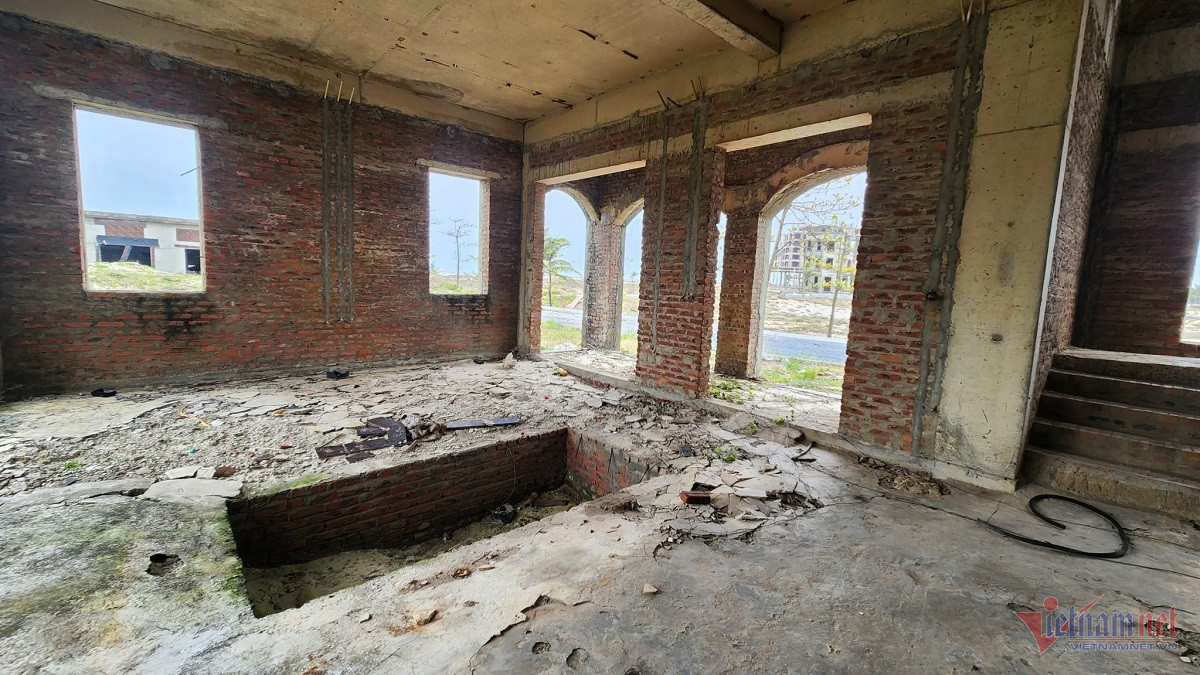 Phía trong các phân khu hoang tàn, bắt đầu hư hỏng. Ảnh: CTV