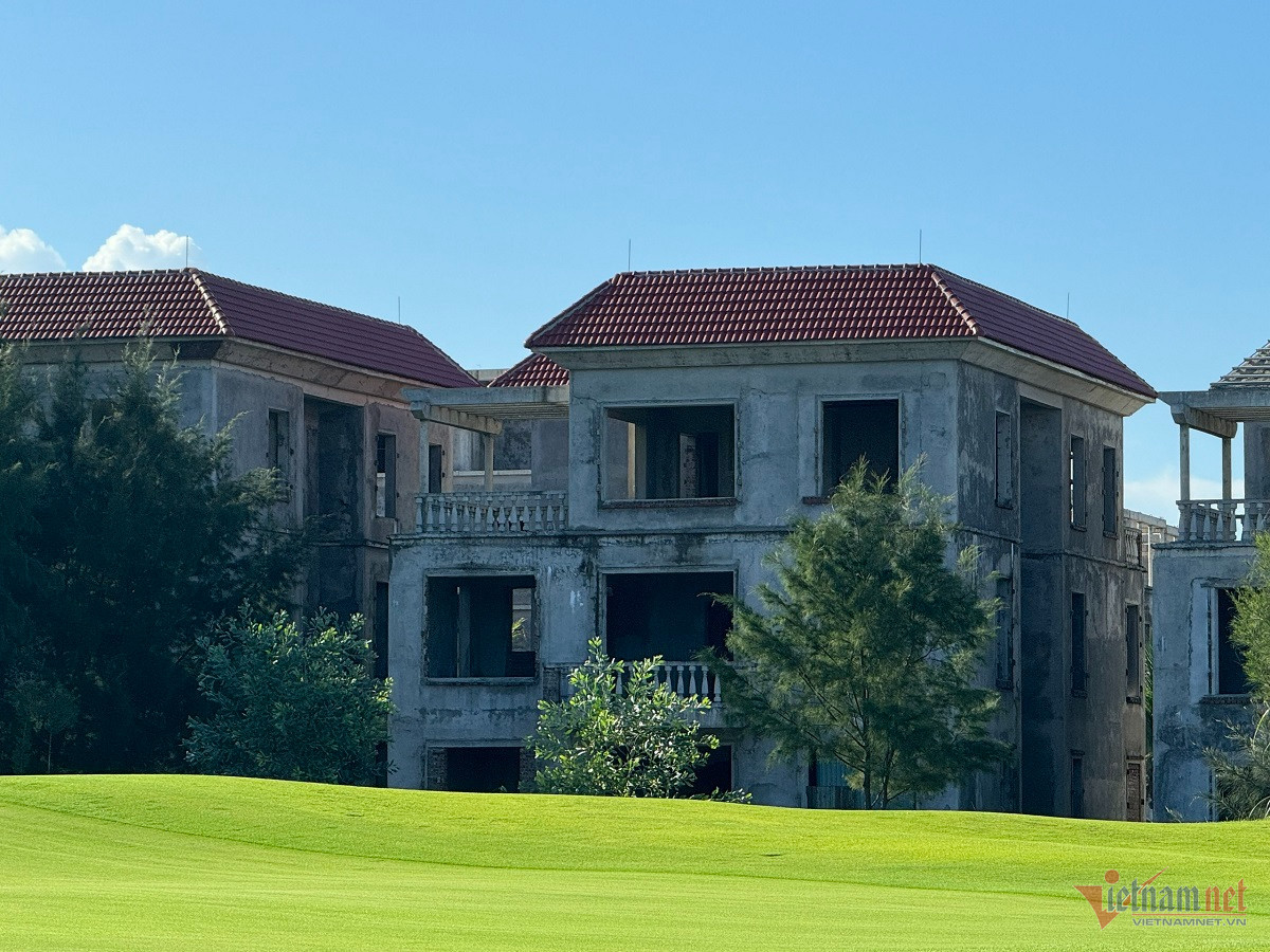 Các biệt thự xây thô rồi bị bỏ hoang, rất lãng phí. Giai đoạn đầu triển khai rầm rộ, dự án FLC Quảng Bình nổi lên như một khu vực đầy tiềm năng, hứa hẹn mang lại nhiều thay đổi cho địa phương. Hàng loạt sàn bất động sản tham gia phân phối khiến đất tại dự án cũng như các vùng lân cận được đẩy lên cao vút. Không ít nhà đầu tư đã đổ tiền vào đây, đến khi dự án dừng xây dựng thì cũng phải chịu cảnh ôm nợ, chôn vốn.