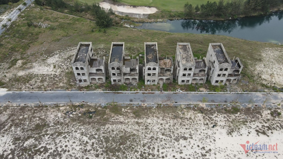 Sau khi ông Trịnh Văn Quyết bị bắt, dự án FLC Quảng Bình cũng ngừng thi công. Dự án này được quy hoạch thành 3 phân khu, gồm SeaHorse, SeaPearl và SeaStar, với các hạng mục như: khu khách sạn và biệt thự nghỉ dưỡng 5 sao, tổ hợp sân golf liên hoàn, trung tâm hội nghị quốc tế cùng loạt khu vui chơi, giải trí ven biển... Theo công bố của nhà đầu tư, đây là dự án vui chơi giải trí và bất động sản đẳng cấp quốc tế, có quy mô lớn nhất miền Trung, dự kiến hoàn thành vào quý II/2020. Ảnh: Hải Sâm