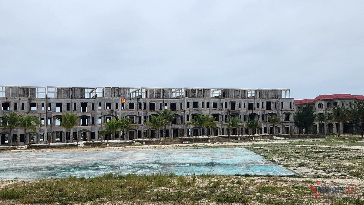 Hàng loạt biệt thự cao cấp bỏ hoang. Không chỉ xây dựng dang dở rồi bị bỏ hoang, mới đây, Cục Thuế tỉnh Quảng Bình cũng công khai danh sách 42 đơn vị còn nợ tiền thuế và các khoản thu khác thuộc ngân sách nhà nước, đứng đầu danh sách nợ là Công ty CP Tập đoàn FLC với số tiền nợ gần 278 tỷ đồng. Ngoài ra, liên quan đến dự án FLC Quảng Bình, đầu tháng 7/2022, Cơ quan Cảnh sát điều tra, Bộ Công an có văn bản gửi Chủ tịch UBND tỉnh Quảng Bình đề nghị chỉ đạo các cơ quan chức năng cung cấp hồ sơ, tài liệu liên quan đến các dự án FLC ở Quảng Bình. Ảnh: CTV