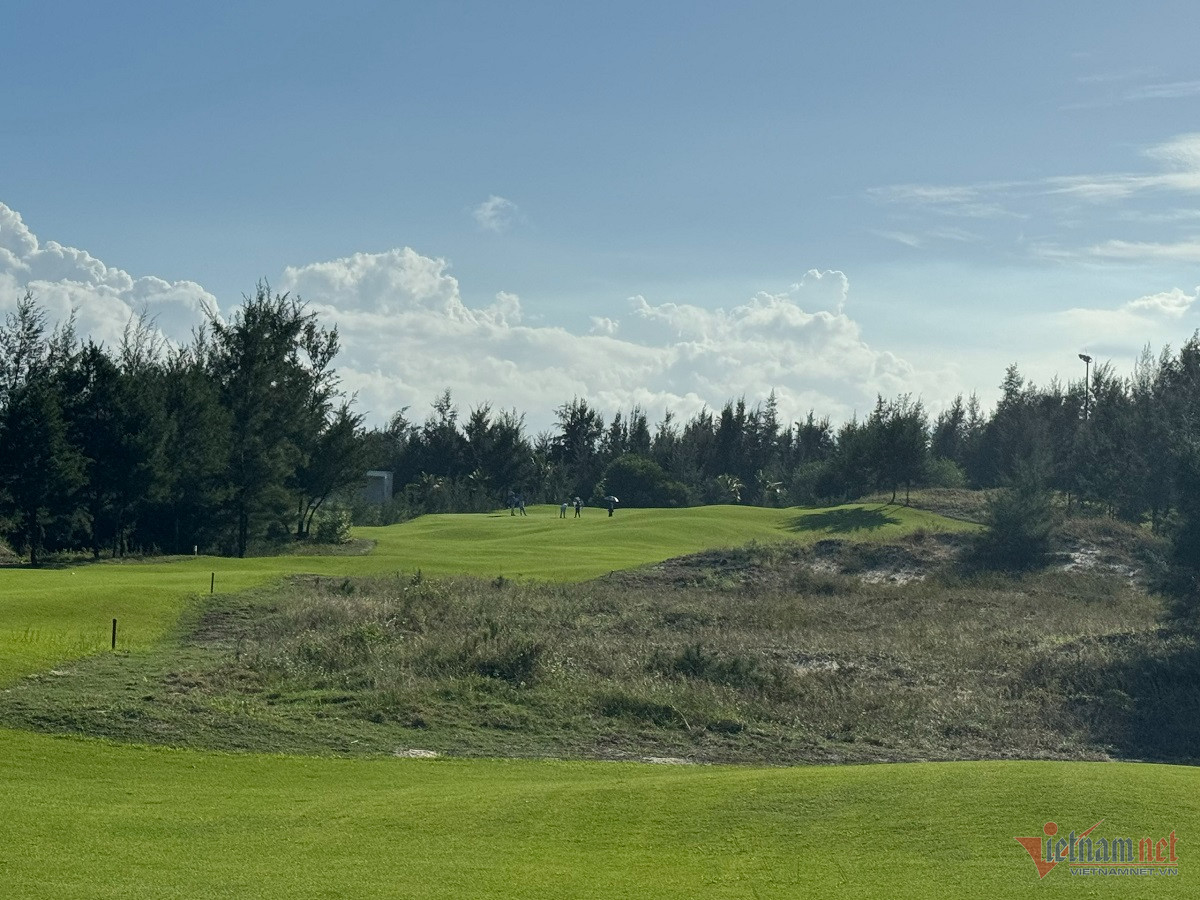 Hiện nay, chỉ khu vực sân golf còn hoạt động bình thường. Ảnh: Hải Sâm