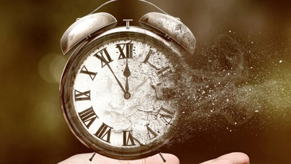 Nếu như đồng hồ nhà bạn bị chết do hết pin thì nên thay pin mới. NẾu như nó bị hỏng thì nên sửa chữa hoặc tìm cách khắc phục để phong thủy trong nhà được tốt hơn.