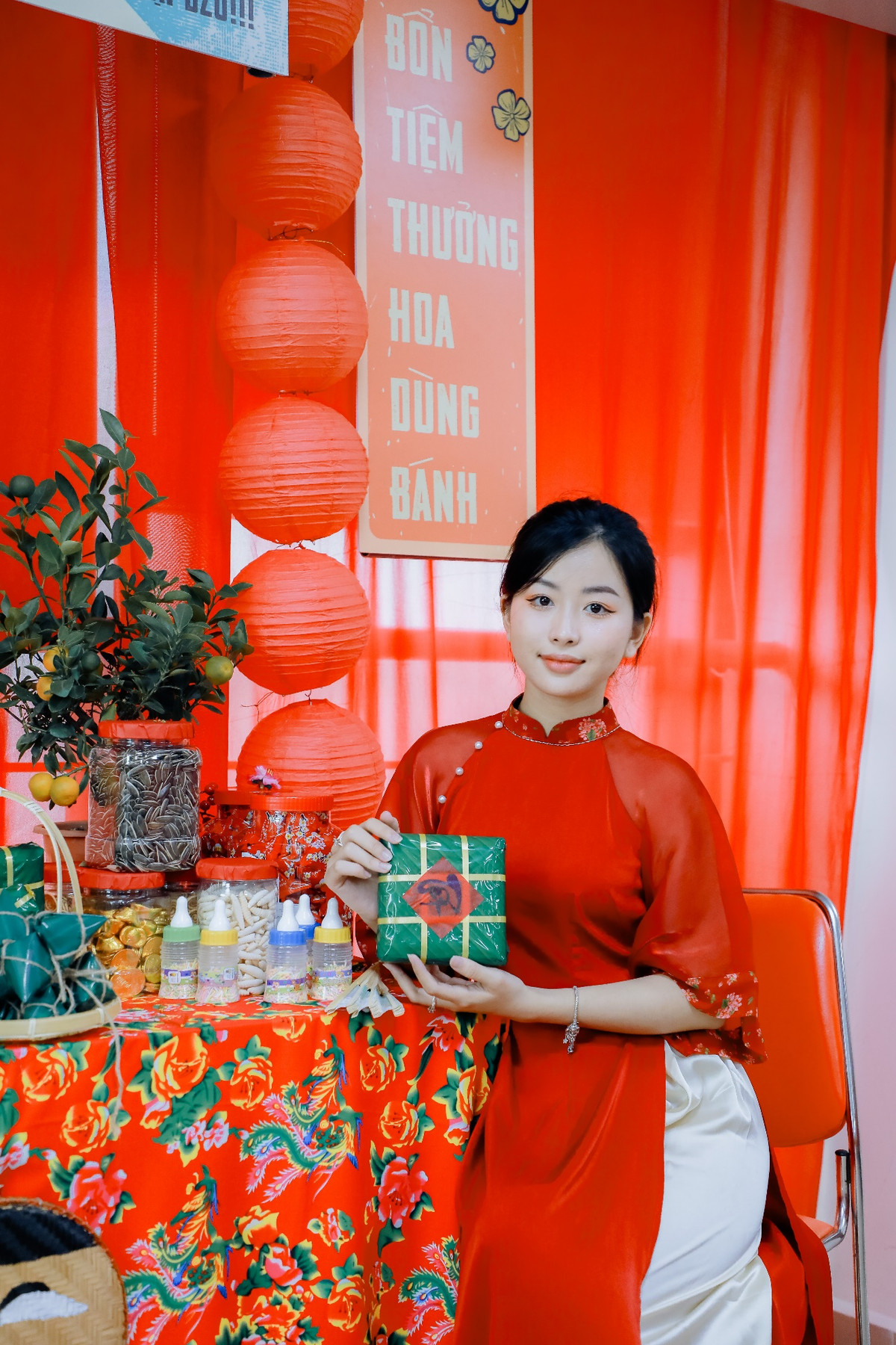 Trong từng khung hình, phong cách tươi trẻ, hiện đại của các bạn sinh viên xen lẫn nét truyền thống của ngày Tết ở Việt Nam tạo nên điểm nhấn ấn tượng, đáng yêu.