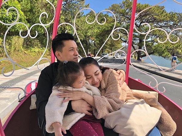 Không chỉ với con trai đầu, mà với con gái cùng người vợ thứ 2, anh cũng không làm trọn như mong muốn vì bận chạy show kiếm tiền. Có lần, vợ 2 anh đã lên tiếng tủi thân vì chăm sóc một mình. Tuy nhiên, sau những phút giây hờn dỗi cặp đôi lại trở về trạng thái bình thường.