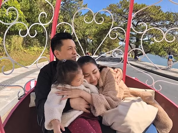 Không chỉ với con trai đầu, mà với con gái cùng người vợ thứ 2, anh cũng không làm trọn như mong muốn vì bận chạy show kiếm tiền. Có lần, vợ 2 anh đã lên tiếng tủi thân vì chăm sóc một mình. Tuy nhiên, sau những phút giây hờn dỗi cặp đôi lại trở về trạng thái bình thường.