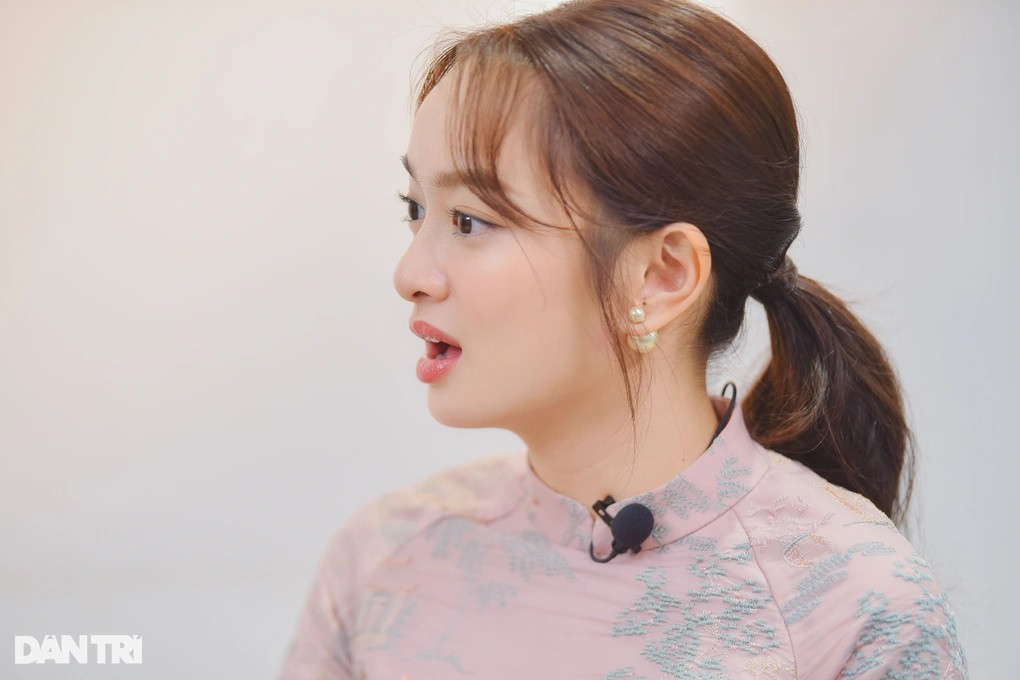 "Nhiều người nói tôi may mắn, đạt được thành công dễ dàng. Nhưng thực ra tôi cũng có những lúc không tự tin, thấy mình không hoàn hảo. Tôi cũng không phải đại gia. Tôi giàu cảm xúc thôi (cười). Vui, buồn, khóc, cười, cảm xúc nào tôi cũng trải qua", Kaity Nguyễn tâm sự.