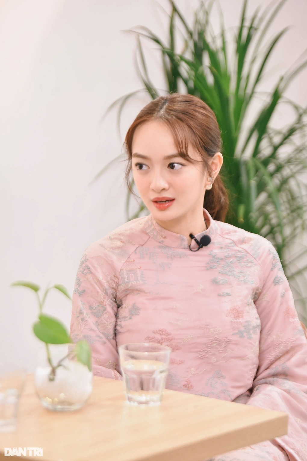 Khi đề cập đến vấn đề tài chính, kinh tế của "nửa kia", Kaity Nguyễn khẳng định cô "không quá quan trọng". "Nếu đã là vợ chồng thì sẽ đồng hành cùng nhau trong vấn đề tiền bạc. Tất nhiên có lúc người này khó khăn, người kia khó khăn. Nhưng đã chọn ở bên nhau thì tôi nghĩ như thế nào cũng được hết. Tôi cũng có thể tự lập được nhưng được chồng chiều vẫn thích", cô bộc bạch.