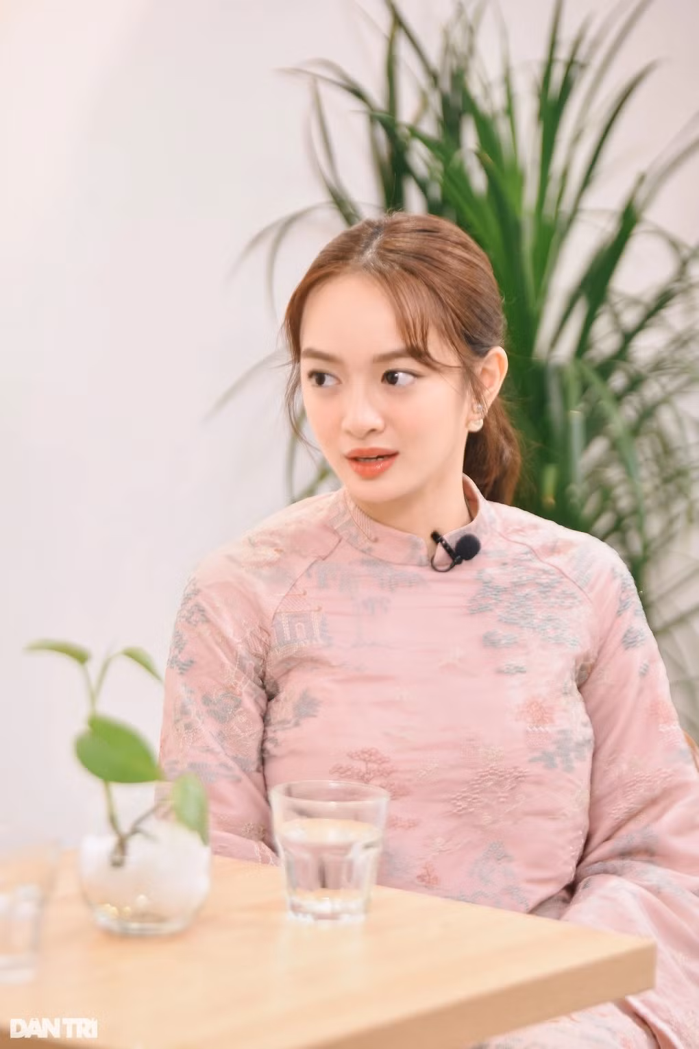 Khi đề cập đến vấn đề tài chính, kinh tế của "nửa kia", Kaity Nguyễn khẳng định cô "không quá quan trọng". "Nếu đã là vợ chồng thì sẽ đồng hành cùng nhau trong vấn đề tiền bạc. Tất nhiên có lúc người này khó khăn, người kia khó khăn. Nhưng đã chọn ở bên nhau thì tôi nghĩ như thế nào cũng được hết. Tôi cũng có thể tự lập được nhưng được chồng chiều vẫn thích", cô bộc bạch.